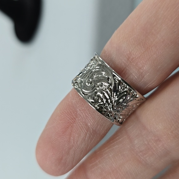 Beautiful ring - Picture 3 of 4